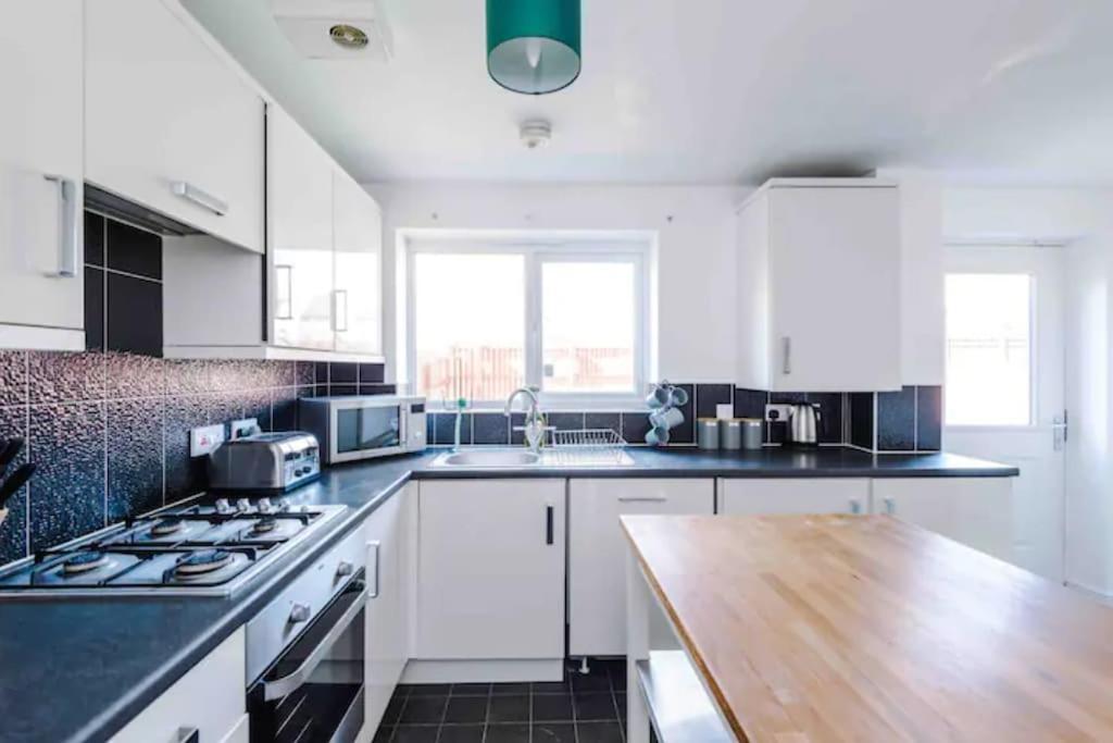 Spacious 5 Bedroom Home Hosted By Mcr Dens แมนเชสเตอร์ ภายนอก รูปภาพ