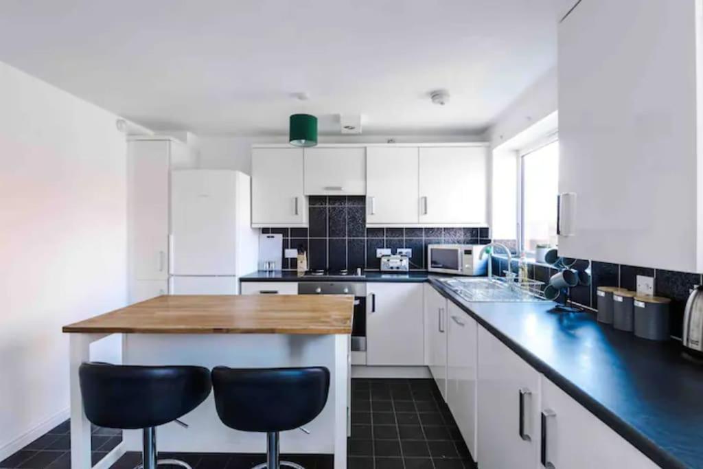 Spacious 5 Bedroom Home Hosted By Mcr Dens แมนเชสเตอร์ ภายนอก รูปภาพ